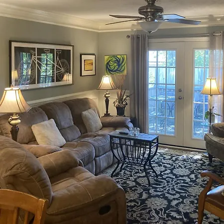 Classic City Condo: Downtown Athens Retreat